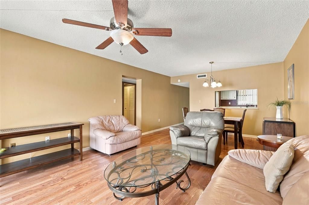 For Sale: $140,000 (2 beds, 1 baths, 913 Square Feet)