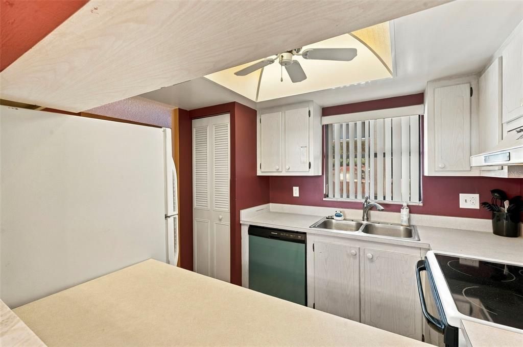 For Sale: $140,000 (2 beds, 1 baths, 913 Square Feet)