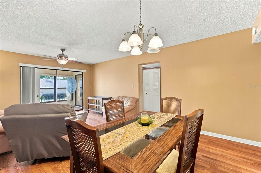 For Sale: $140,000 (2 beds, 1 baths, 913 Square Feet)