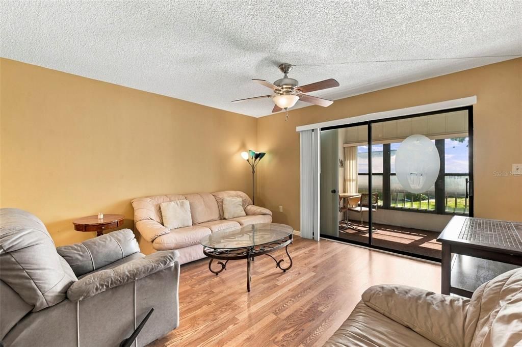 For Sale: $140,000 (2 beds, 1 baths, 913 Square Feet)