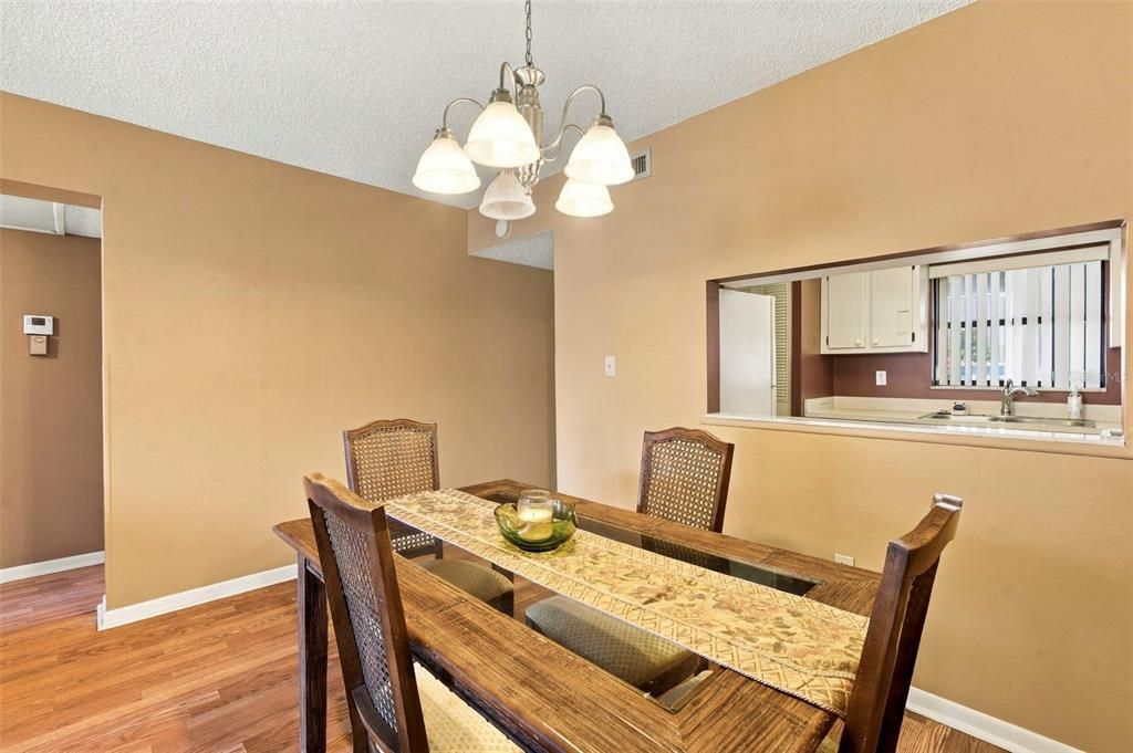 For Sale: $140,000 (2 beds, 1 baths, 913 Square Feet)