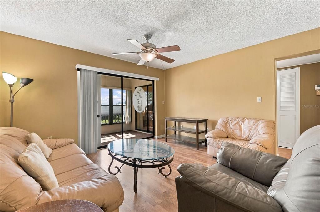 For Sale: $140,000 (2 beds, 1 baths, 913 Square Feet)