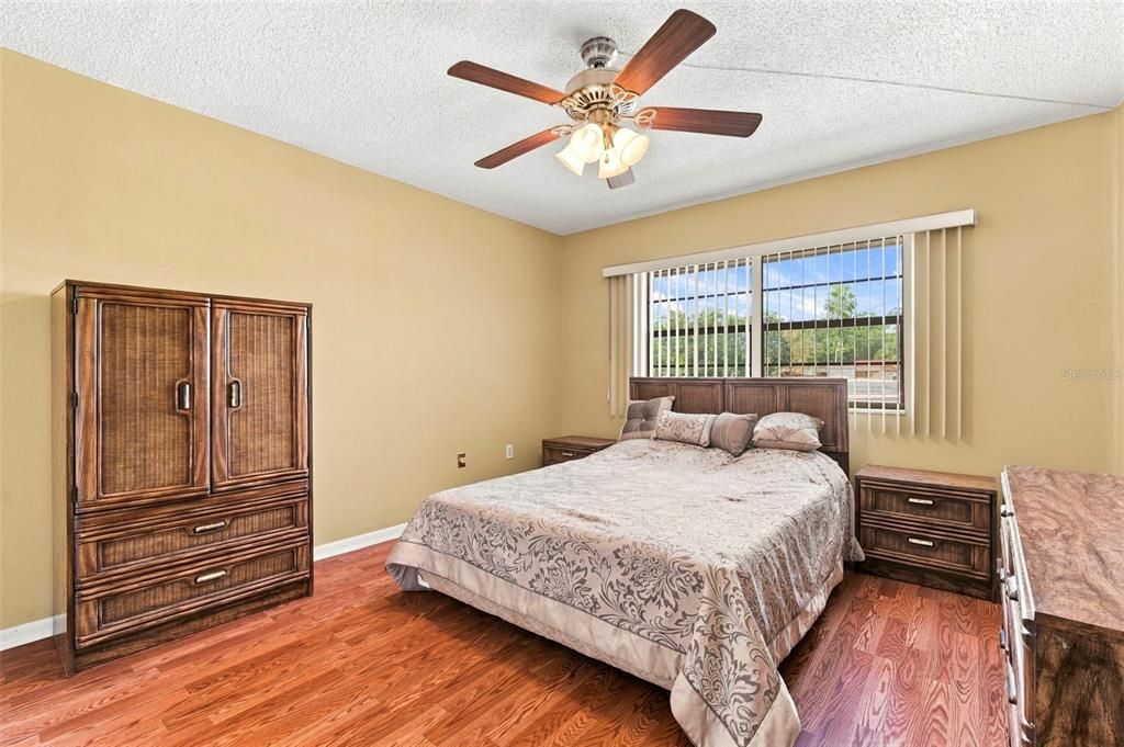 For Sale: $140,000 (2 beds, 1 baths, 913 Square Feet)