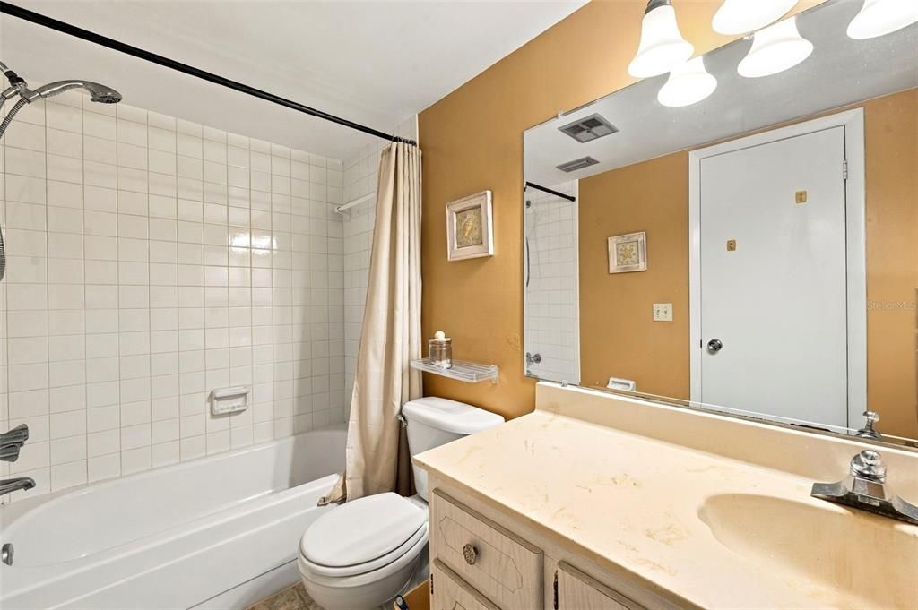 For Sale: $140,000 (2 beds, 1 baths, 913 Square Feet)