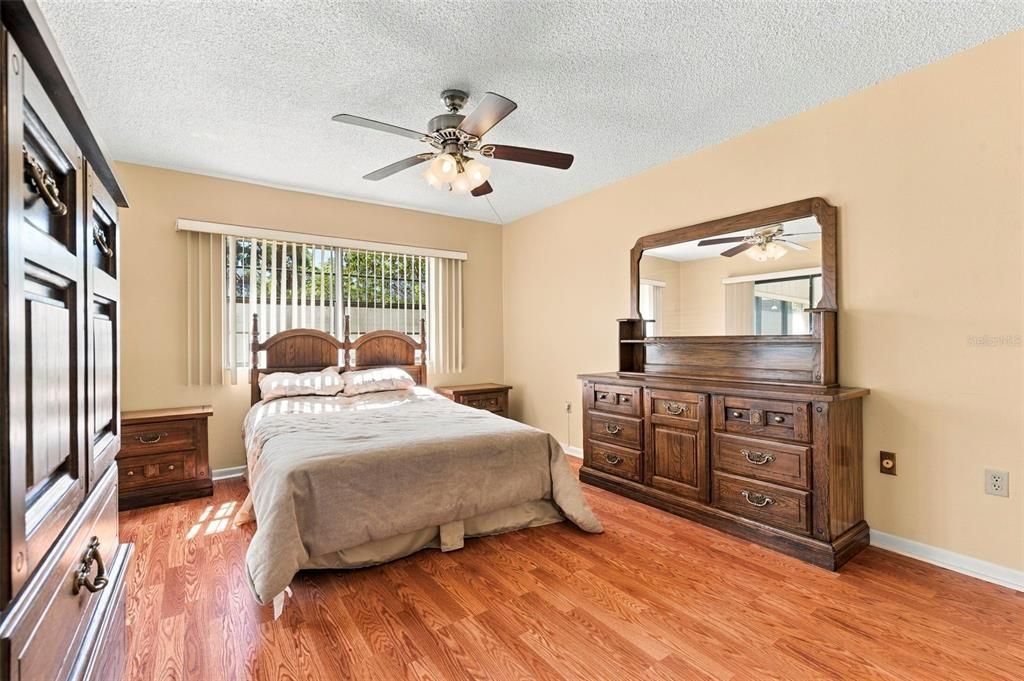 For Sale: $140,000 (2 beds, 1 baths, 913 Square Feet)