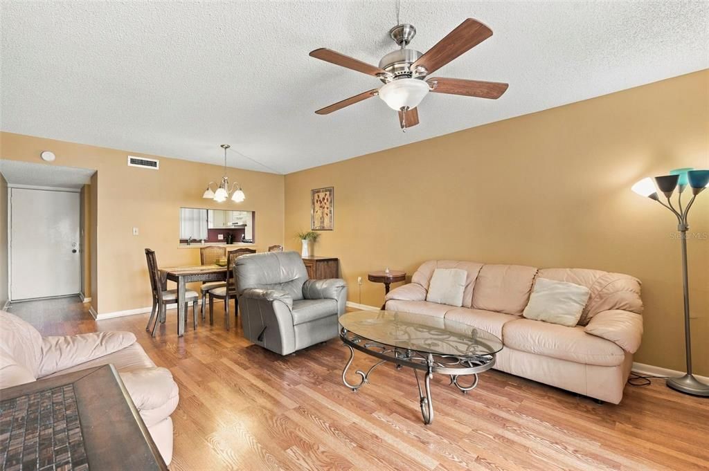 For Sale: $140,000 (2 beds, 1 baths, 913 Square Feet)