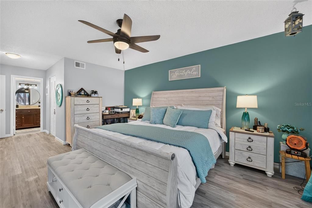 For Sale: $225,000 (2 beds, 2 baths, 1100 Square Feet)