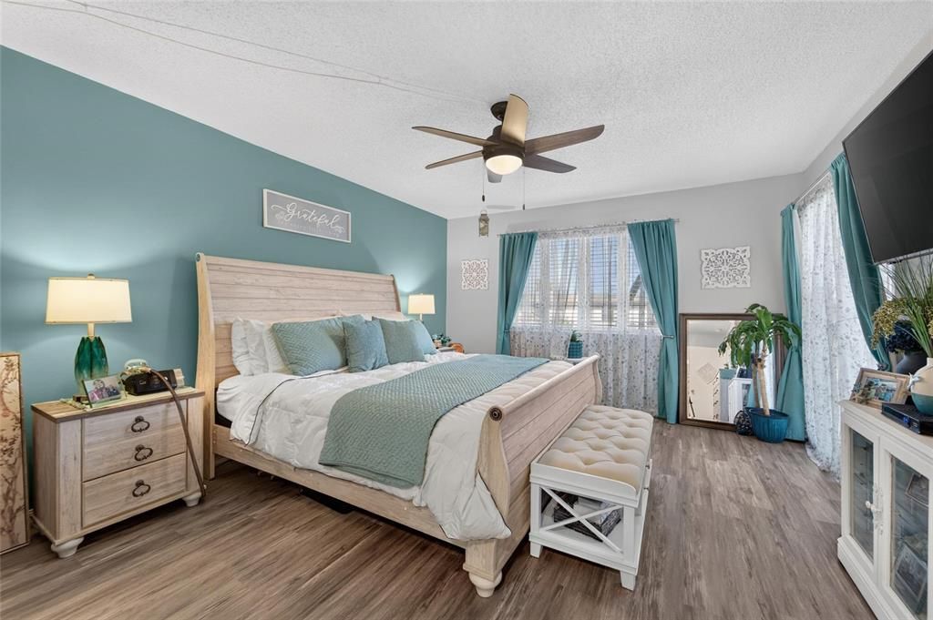 For Sale: $225,000 (2 beds, 2 baths, 1100 Square Feet)