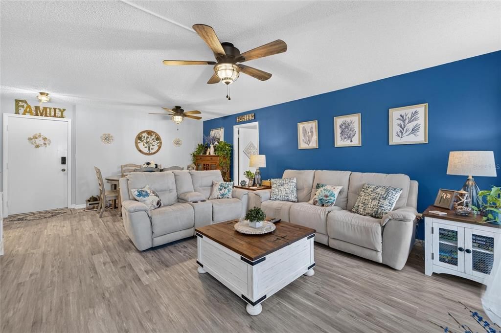 For Sale: $225,000 (2 beds, 2 baths, 1100 Square Feet)
