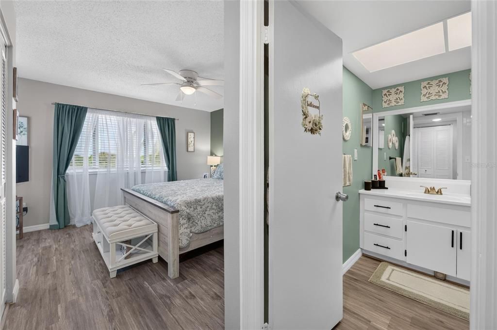 For Sale: $225,000 (2 beds, 2 baths, 1100 Square Feet)