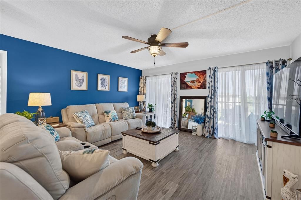 For Sale: $225,000 (2 beds, 2 baths, 1100 Square Feet)