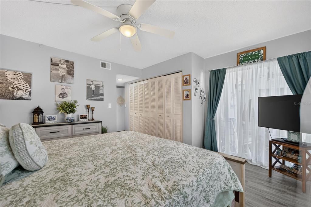 For Sale: $225,000 (2 beds, 2 baths, 1100 Square Feet)