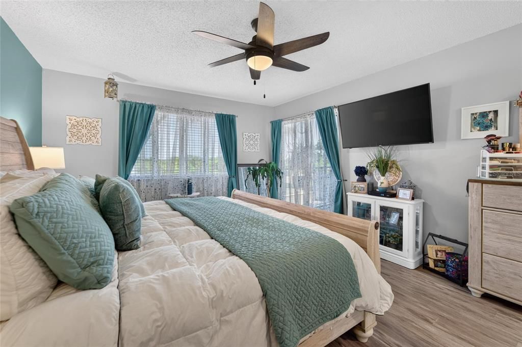 For Sale: $225,000 (2 beds, 2 baths, 1100 Square Feet)
