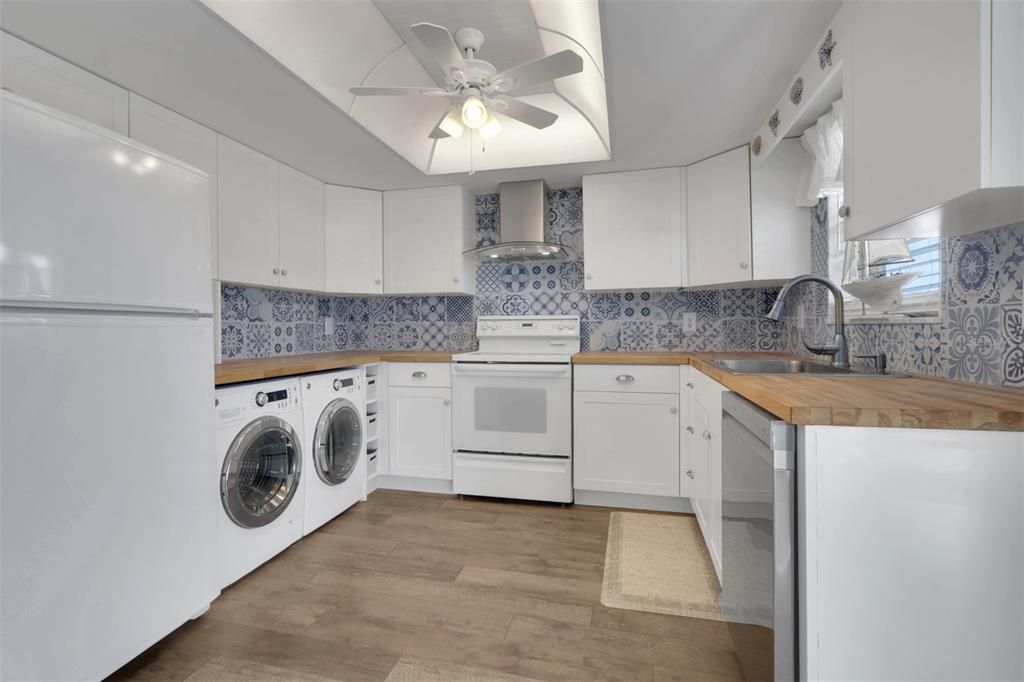 For Sale: $250,000 (2 beds, 2 baths, 1065 Square Feet)