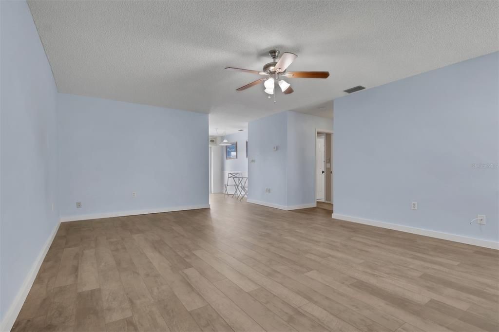 For Sale: $250,000 (2 beds, 2 baths, 1065 Square Feet)