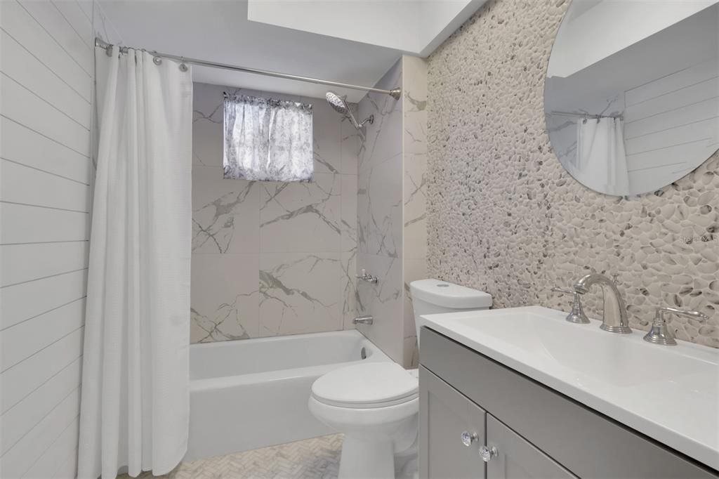 For Sale: $250,000 (2 beds, 2 baths, 1065 Square Feet)