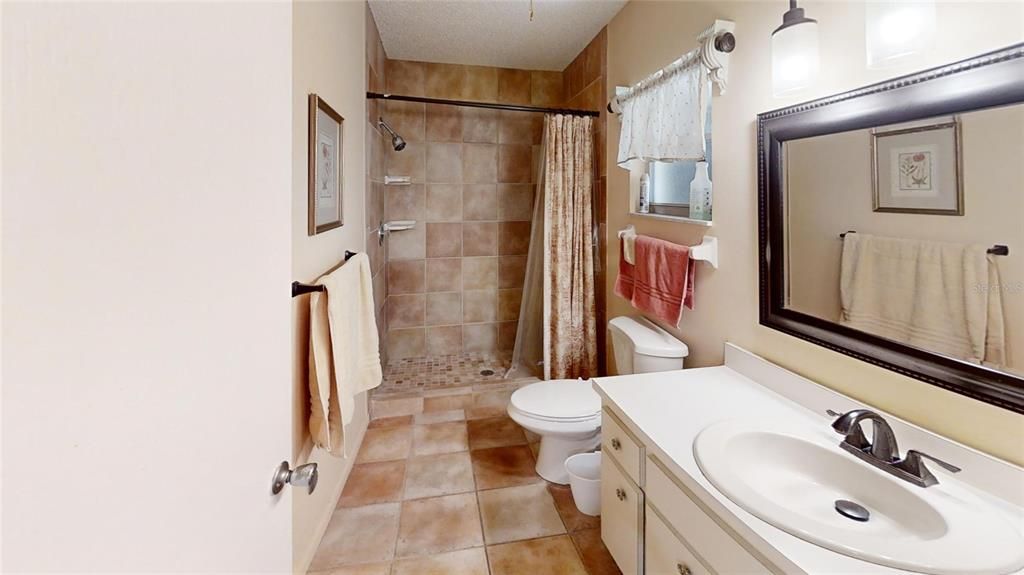 В аренду: $1,600 (2 спален, 2 ванн, 1369 Квадратных фут)
