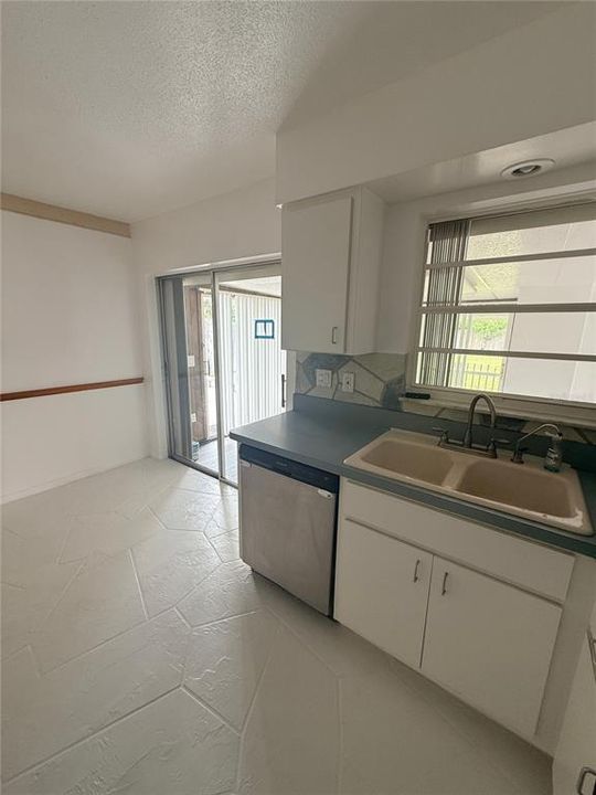 В аренду: $1,400 (2 спален, 1 ванн, 975 Квадратных фут)