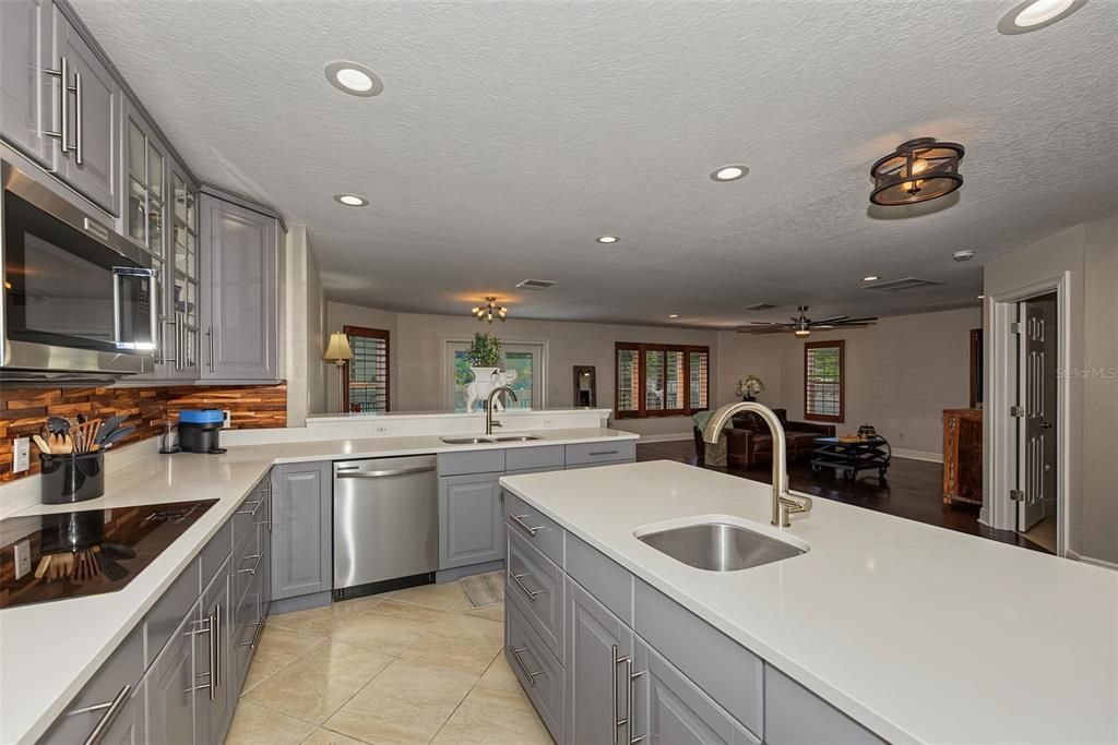En Venta: $949,900 (3 camas, 3 baños, 2484 Pies cuadrados)