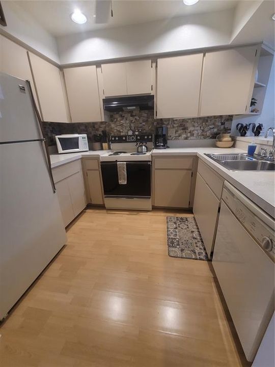 For Sale: $162,000 (2 beds, 2 baths, 1230 Square Feet)