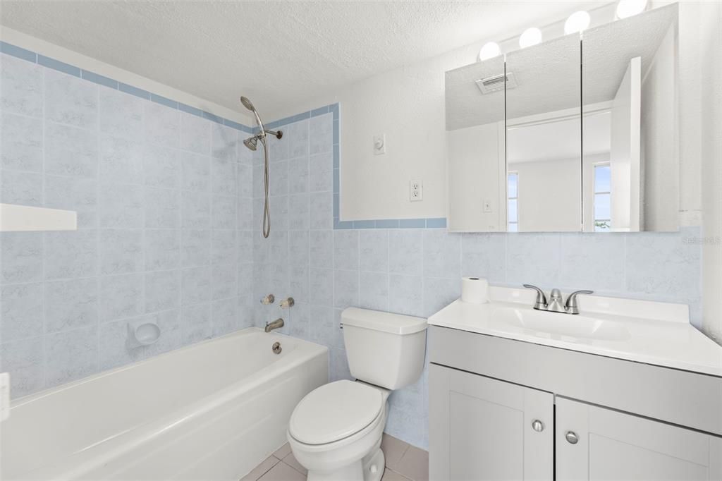 В аренду: $2,200 (2 спален, 2 ванн, 1065 Квадратных фут)