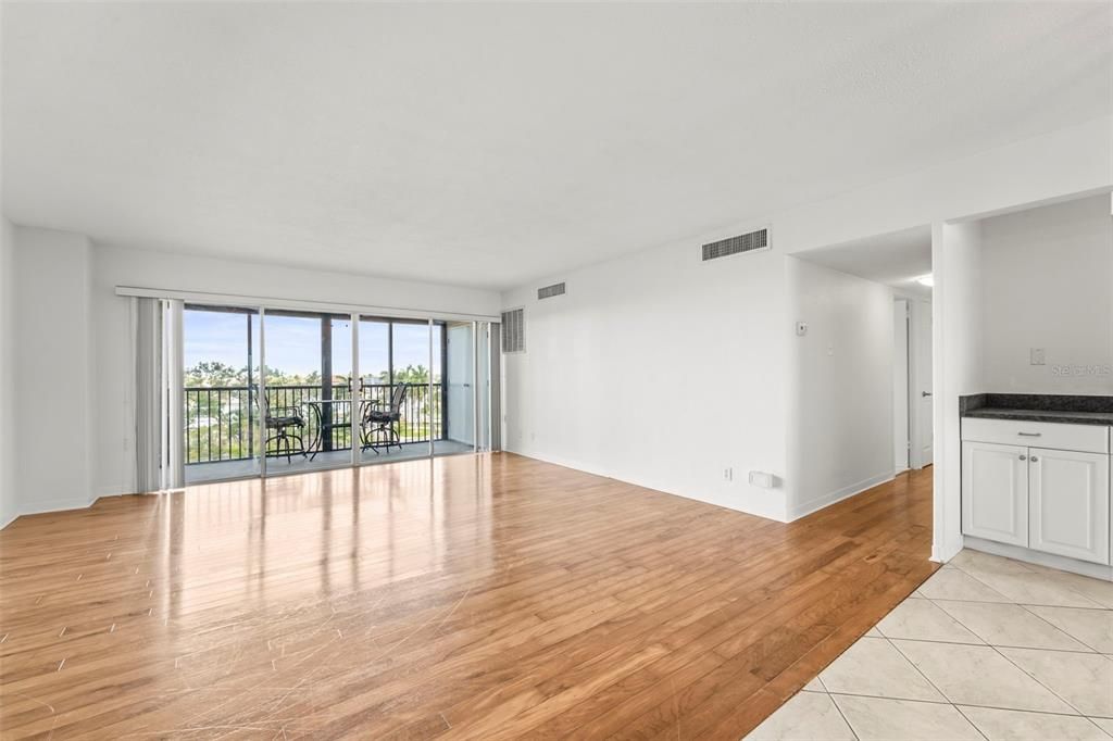 В аренду: $2,200 (2 спален, 2 ванн, 1065 Квадратных фут)