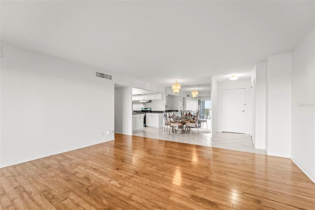 В аренду: $2,200 (2 спален, 2 ванн, 1065 Квадратных фут)