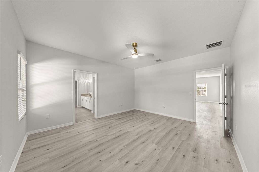 For Sale: $399,000 (5 beds, 3 baths, 2563 Square Feet)