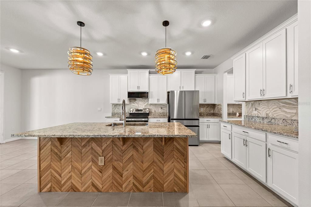 For Sale: $399,000 (5 beds, 3 baths, 2563 Square Feet)