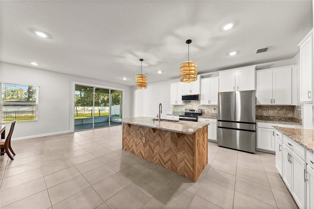 For Sale: $399,000 (5 beds, 3 baths, 2563 Square Feet)