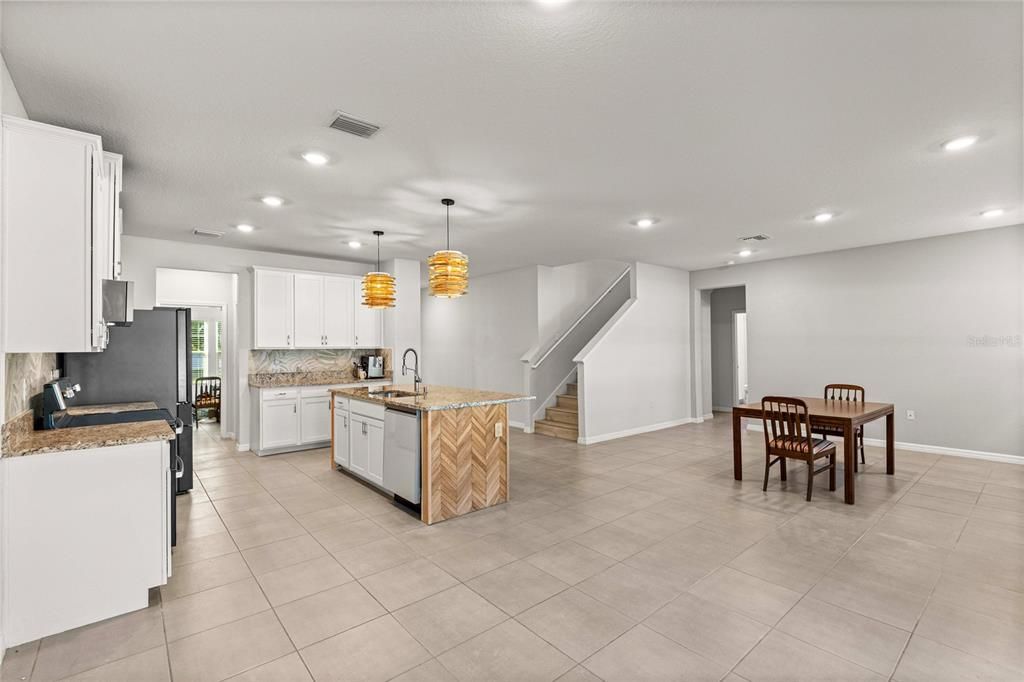 For Sale: $399,000 (5 beds, 3 baths, 2563 Square Feet)