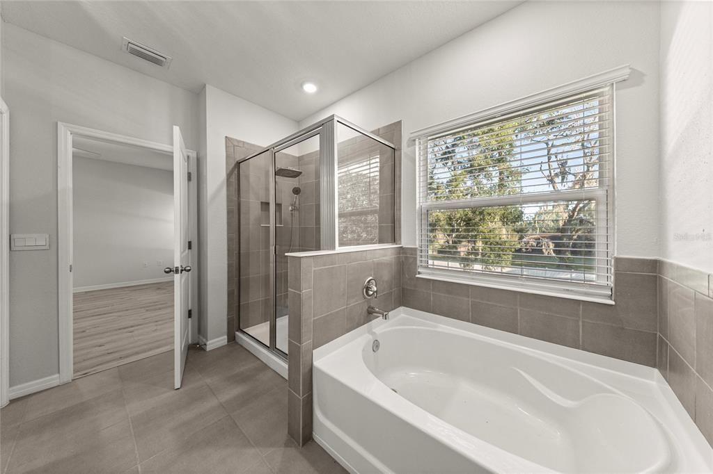 For Sale: $399,000 (5 beds, 3 baths, 2563 Square Feet)
