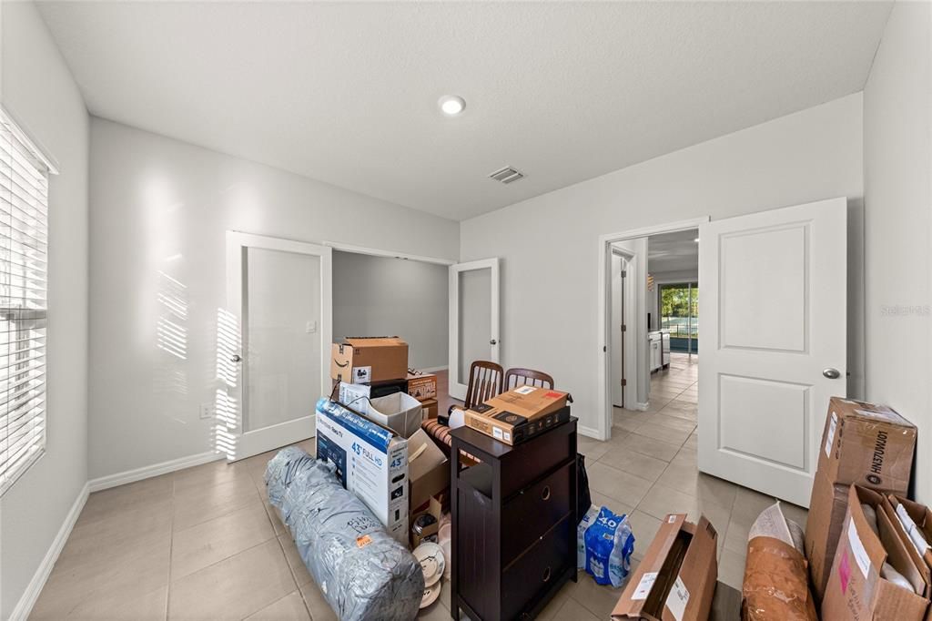 For Sale: $399,000 (5 beds, 3 baths, 2563 Square Feet)