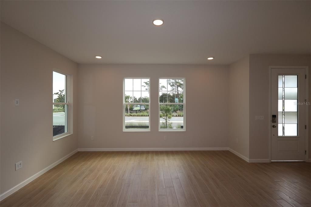En Venta: $439,990 (4 camas, 3 baños, 2510 Pies cuadrados)
