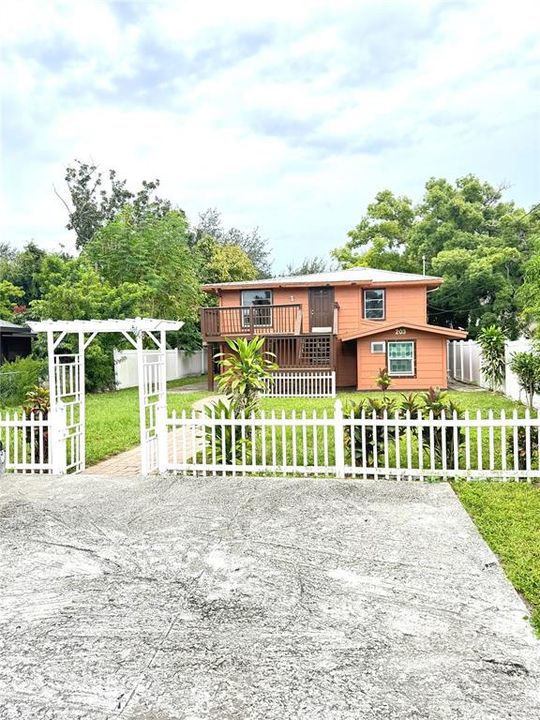 For Rent: $1,500 (3 beds, 2 baths, 900 Square Feet)