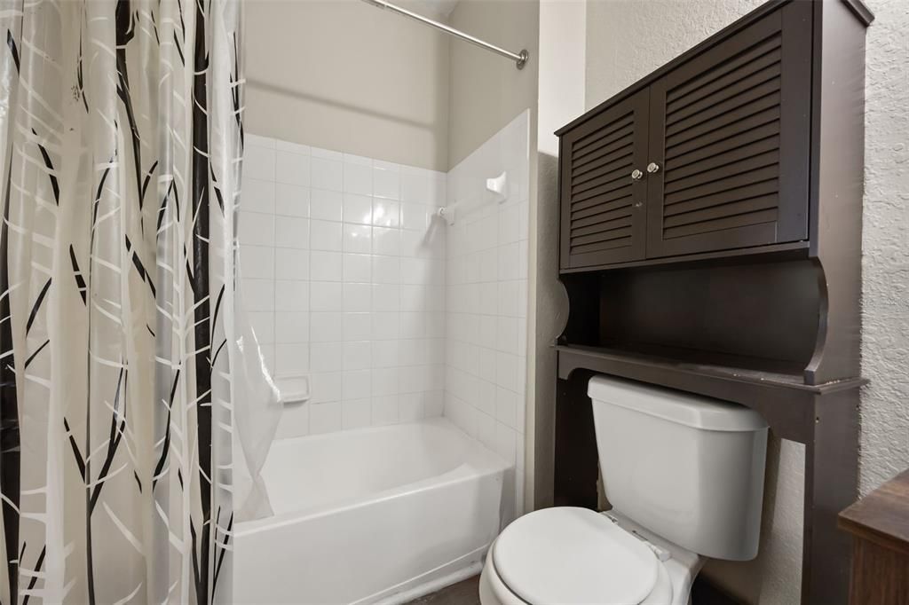 На продажу: $199,900 (2 спален, 2 ванн, 1048 Квадратных фут)