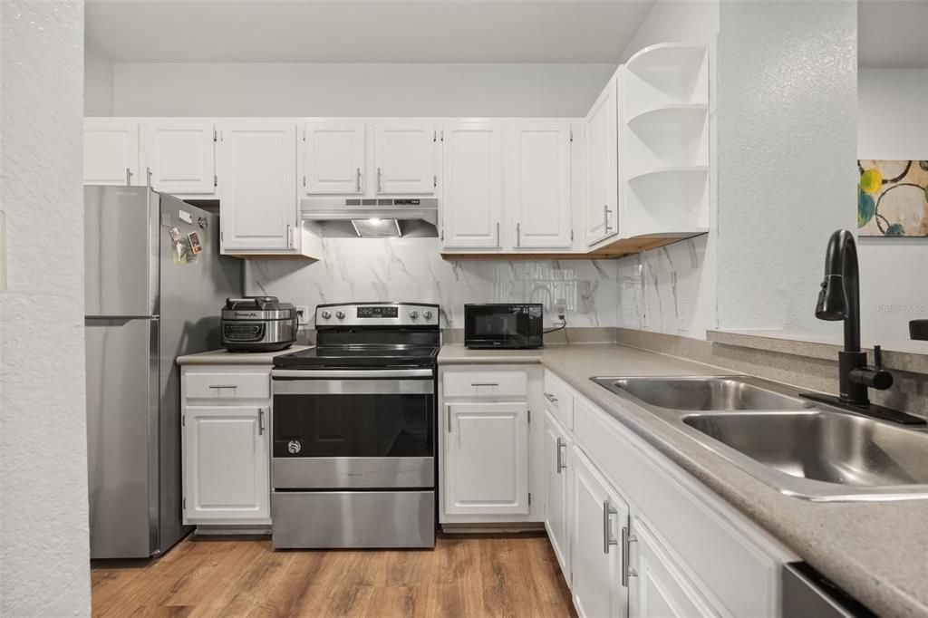 На продажу: $199,900 (2 спален, 2 ванн, 1048 Квадратных фут)