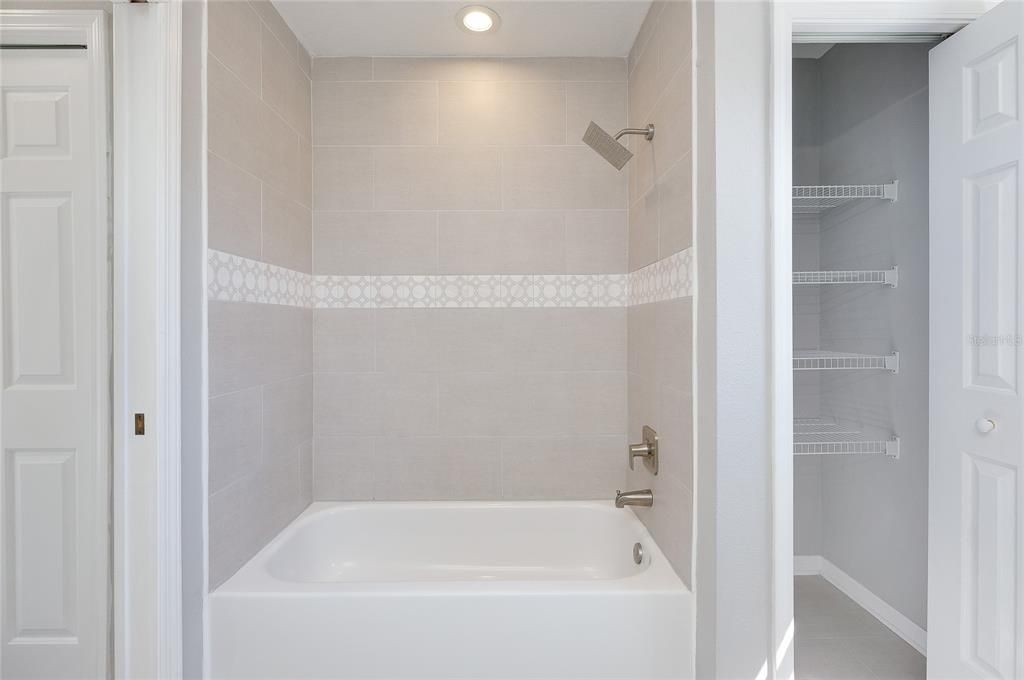 En Venta: $435,000 (4 camas, 2 baños, 2012 Pies cuadrados)