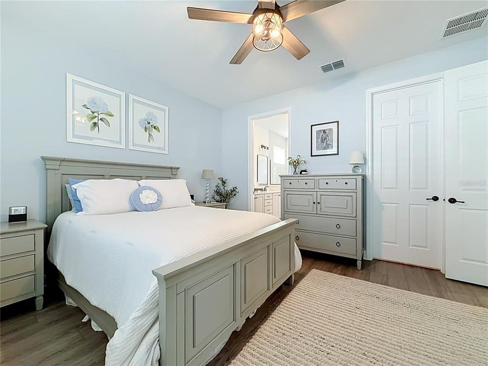 For Sale: $309,900 (2 beds, 2 baths, 1469 Square Feet)