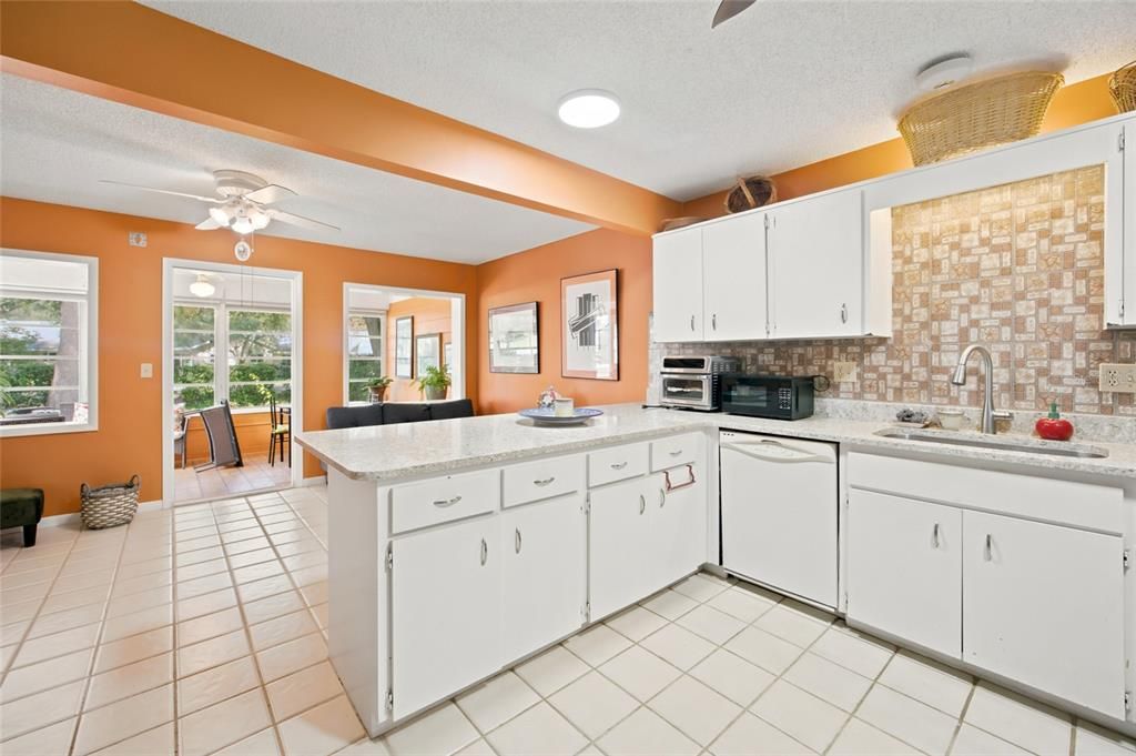 На продажу: $149,990 (2 спален, 2 ванн, 1493 Квадратных фут)