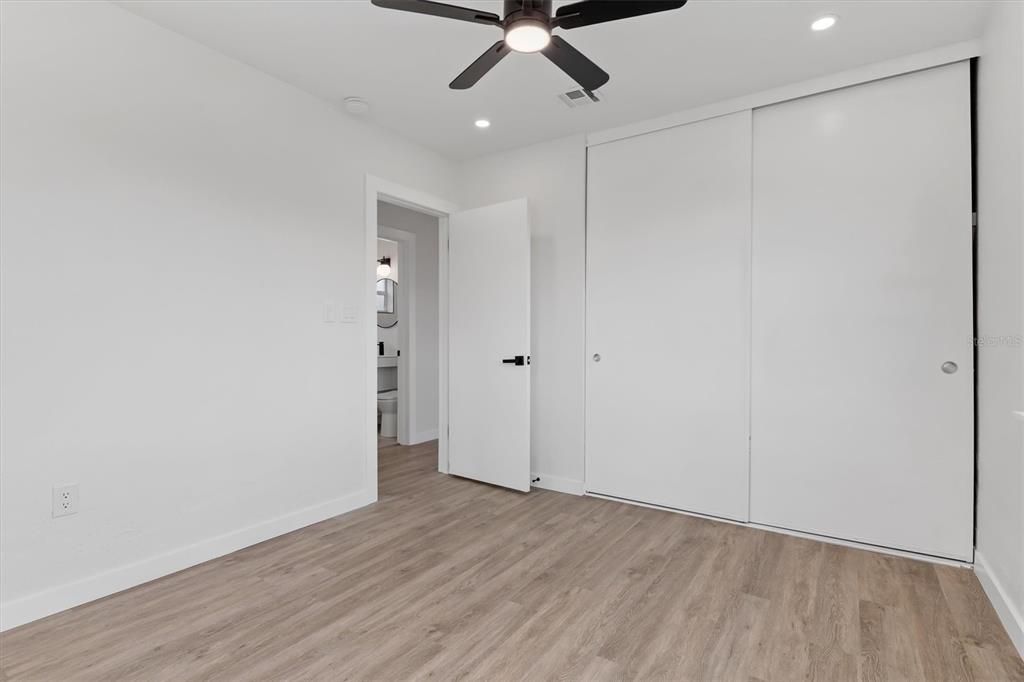 На продажу: $199,900 (2 спален, 1 ванн, 848 Квадратных фут)