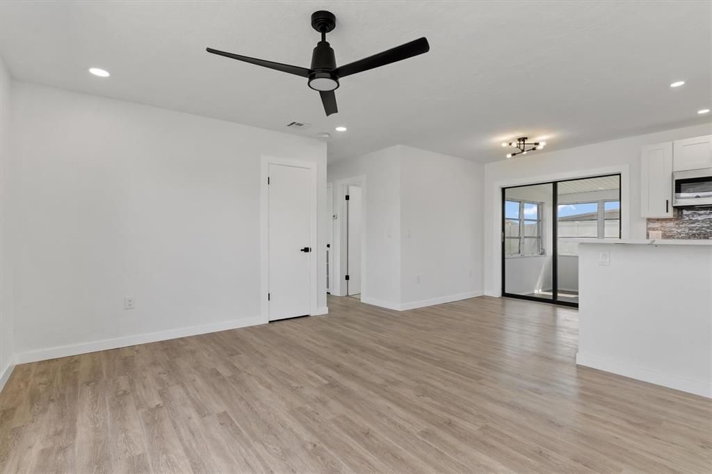 На продажу: $199,900 (2 спален, 1 ванн, 848 Квадратных фут)