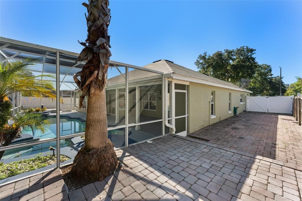 For Sale: $449,000 (4 beds, 2 baths, 1992 Square Feet)
