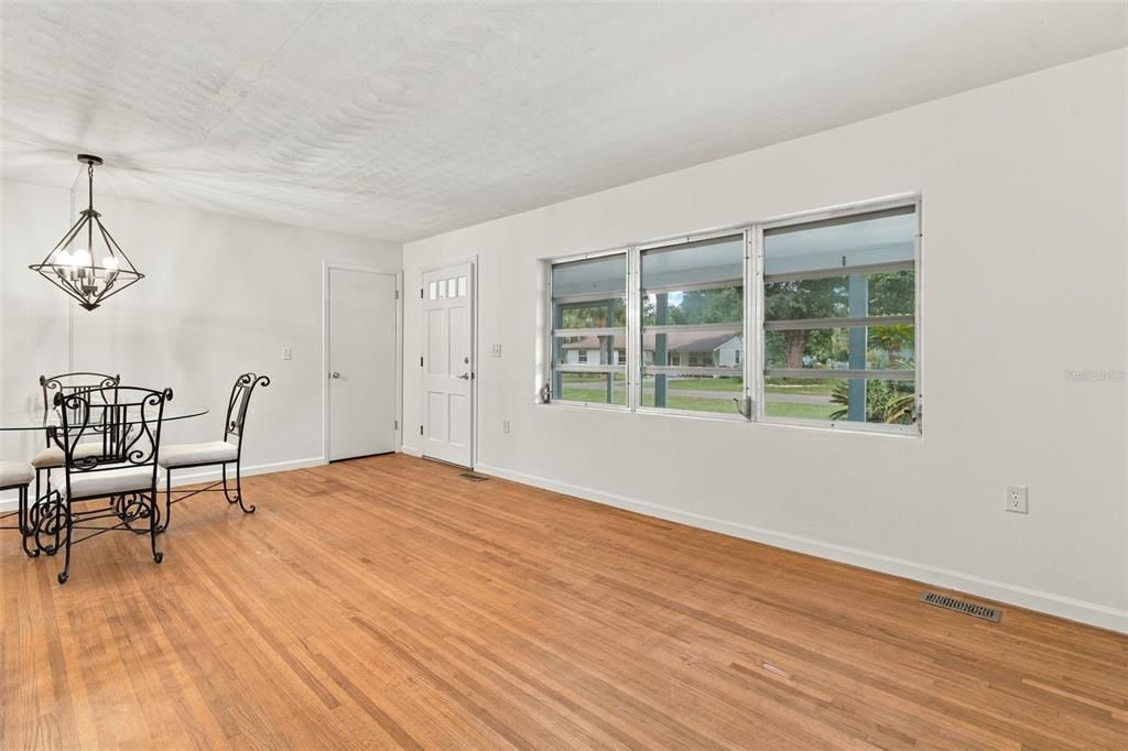 На продажу: $199,900 (2 спален, 1 ванн, 1111 Квадратных фут)