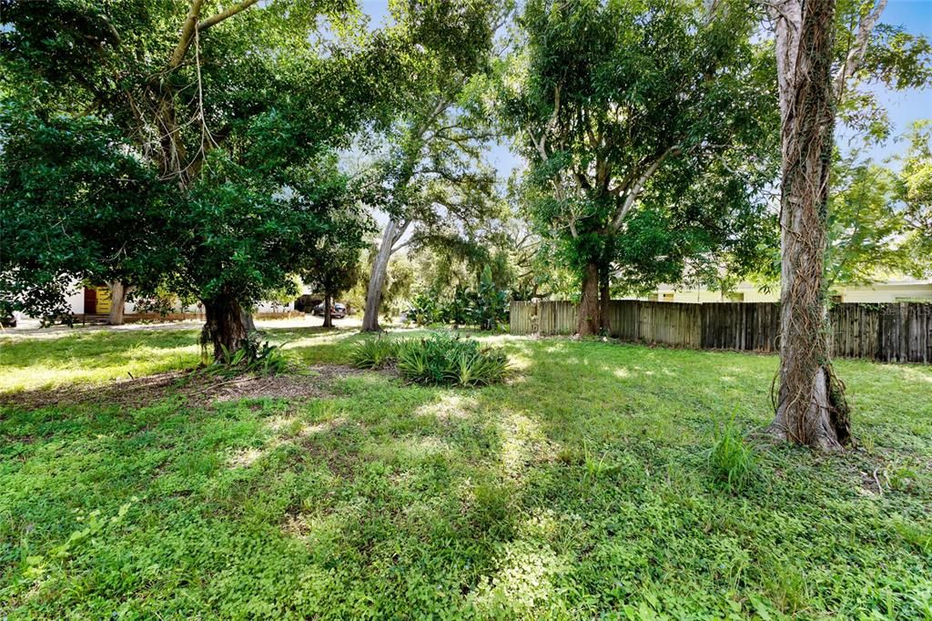 待售: $410,000 (0.17 acres)