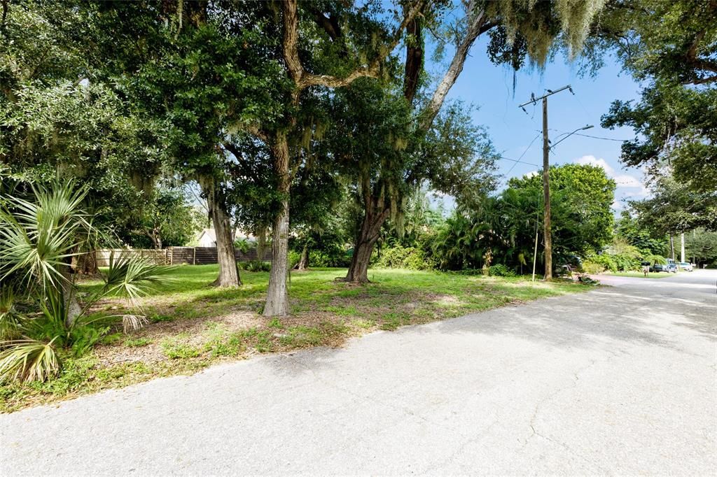 待售: $410,000 (0.17 acres)