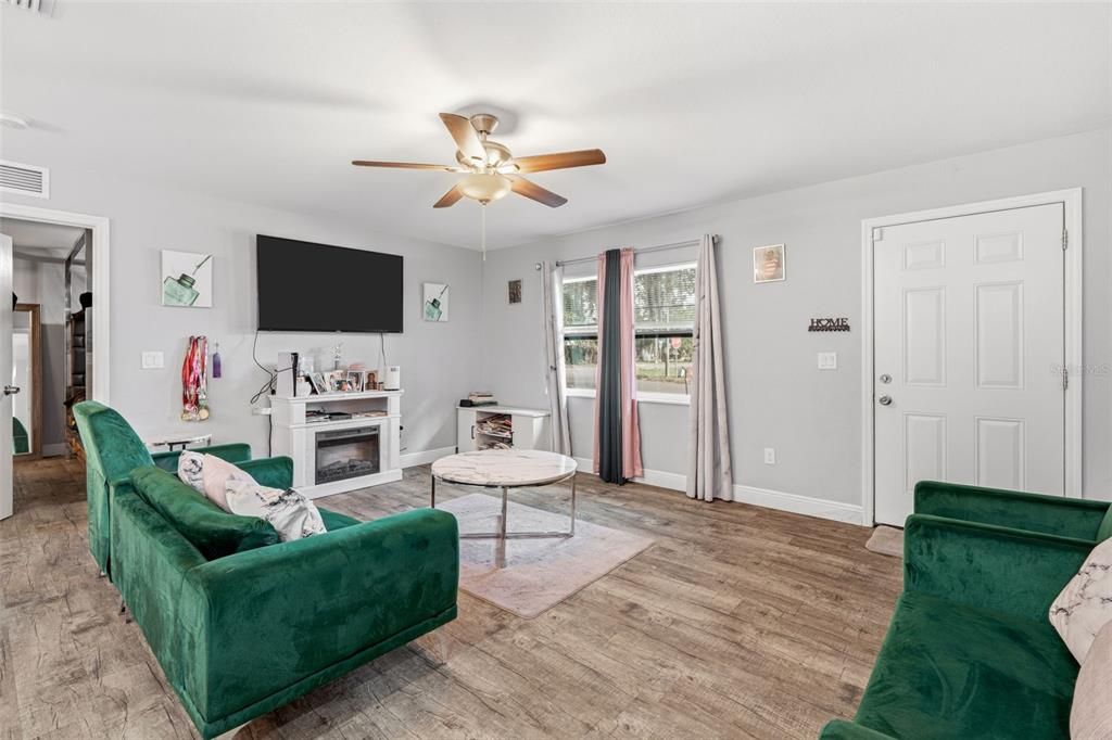 For Sale: $235,000 (3 beds, 2 baths, 1378 Square Feet)