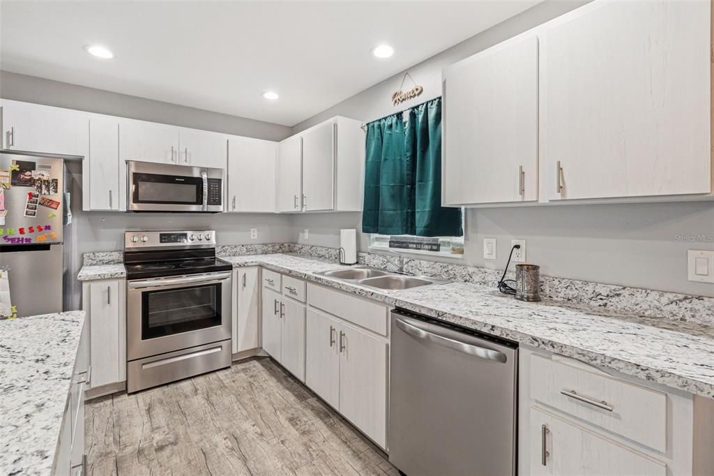 For Sale: $235,000 (3 beds, 2 baths, 1378 Square Feet)