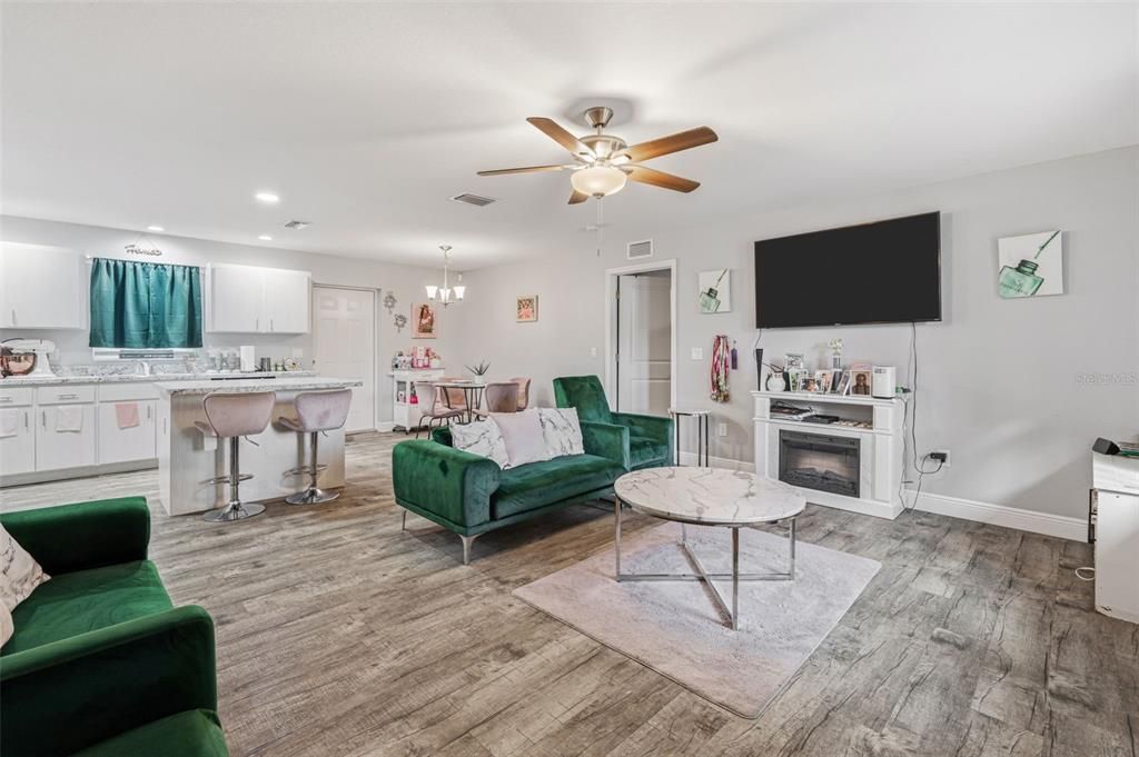 For Sale: $235,000 (3 beds, 2 baths, 1378 Square Feet)