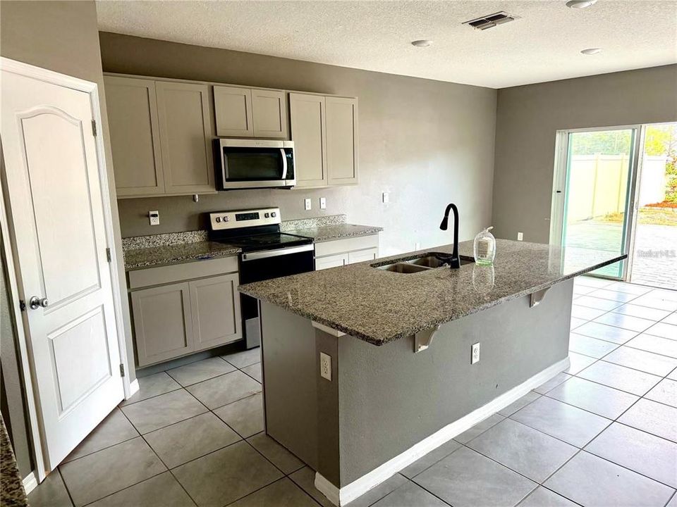 En Venta: $350,000 (5 camas, 3 baños, 2601 Pies cuadrados)